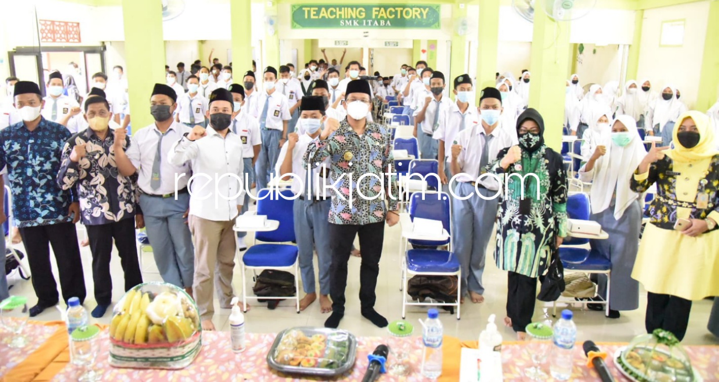 PRIORITAS - Bupati Sidoarjo, Ahmad Muhdlor Ali (Gus Muhdlor) memberi prioritas bagi alumni SMK untuk bisa bekerja di perusahaan saat mengunjungi SMK ITABA Gedangan, Sidoarjo, Selasa (14/09/2021).