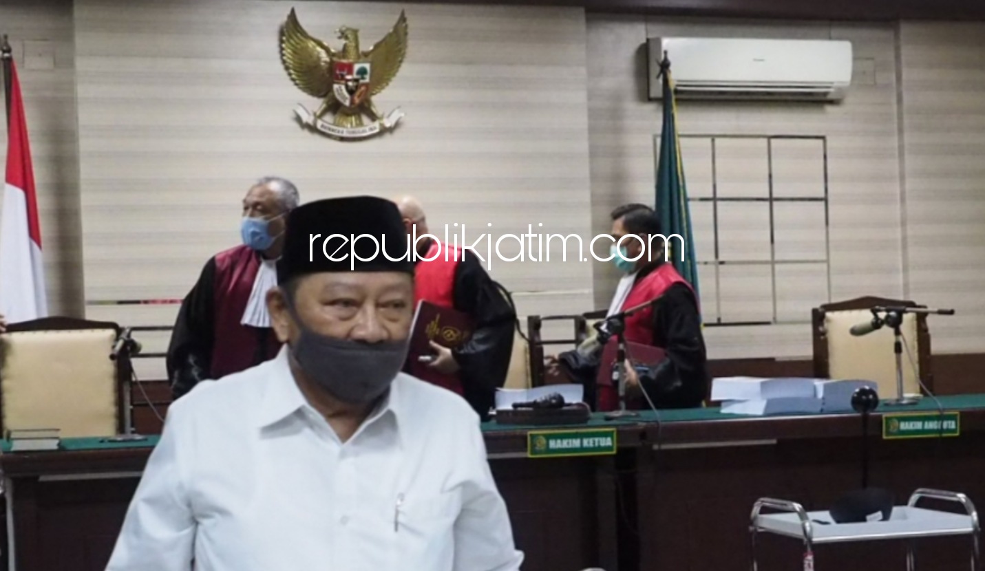 DITUNTUT - Bupati Sidoarjo Nonaktif, Saiful Ilah dituntut 4 tahun bersama 3 pejabat Sanajihitu Sangaji 3 tahun, Judi Tetra Hastoto 3 tahun dan Sunarti Setyaningsih 2 tahun penjara dalam sidang tuntutan di Pengadilan Tipikor Juanda, Senin (14/09/2020) sore