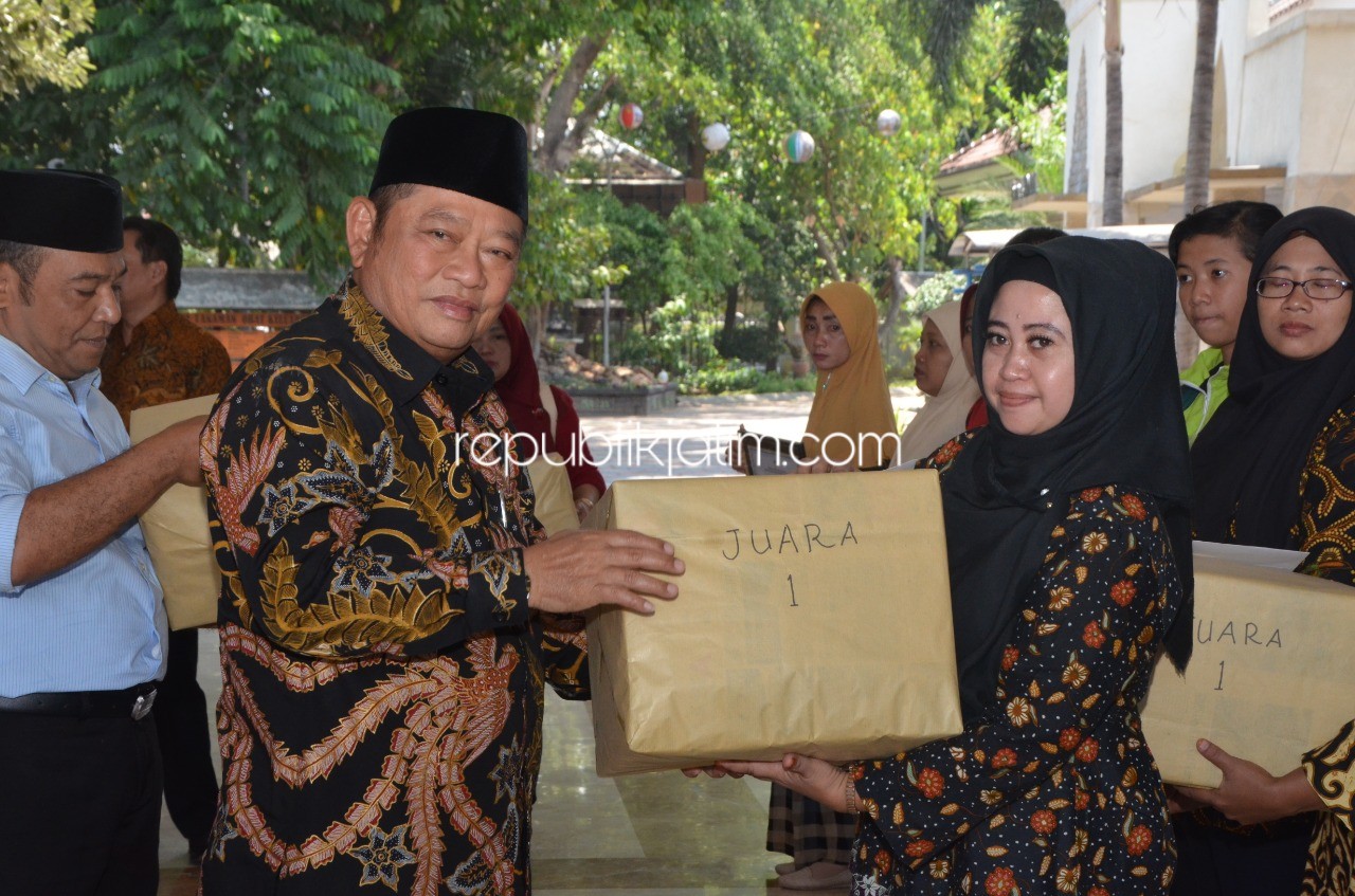 GEBYAR - Bupati Sidoarjo, Saiful Ilah memberikan hadiah kepada peserta Gebyar Prestasi Keluarga Penerima Manfaat (KPM) Program Keluarga Harapan (PKH) Tahun 2019 di Pendopo Delta Wibawa, Sabtu (14/09/2019).
