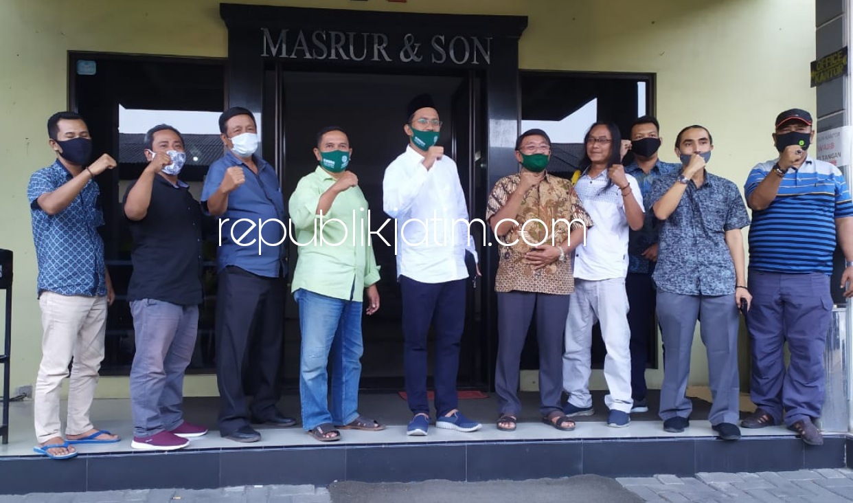 SILATURRAHMI - Cabup Sidoarjo, Ahmad Muhdlor Ali (Gus Muhdlor) bersilaturrahmi ke rumah Haji Masnuh di Desa Ngingas, Kecamatan Waru, Sidoarjo bersama sejumlah tokoh masyarakat, Senin (14/09/2020) sore. 