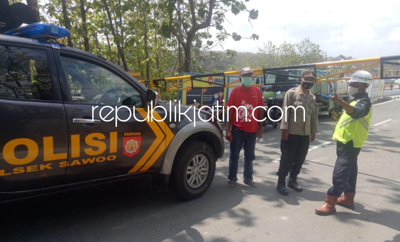 PORTAL - Kapolsek Sawoo AKP Joko Suseno memimpin langsung patroli ke area Portal Bendungan Bendo, Kecamatan Sawoo, Ponorogo untuk membendung banjir jumlah pengunjung ke waduk yang belum dibuka untuk umum itu, Senin (13/09/2021).