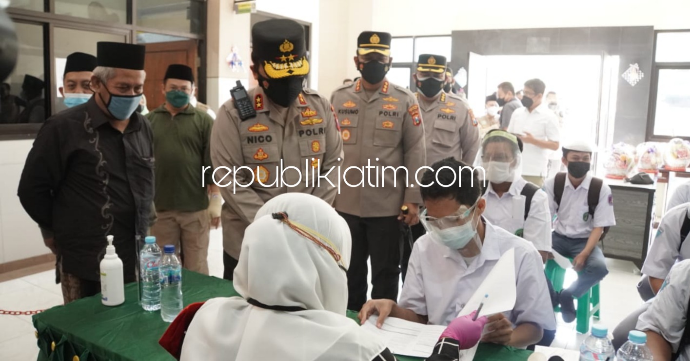 VAKSIN - Polda Jatim dan Pengurus PWNU Jatim terus berakselerasi vaksinasi Covid-19 bagi masyarakat dengan menggenjot 6.000 dosis yangqa digelar di Yayasan Pendidikan Ma’arif (YPM) Sepanjang, Kecamatan Taman, Sidoarjo, Selasa (14/09/2021).