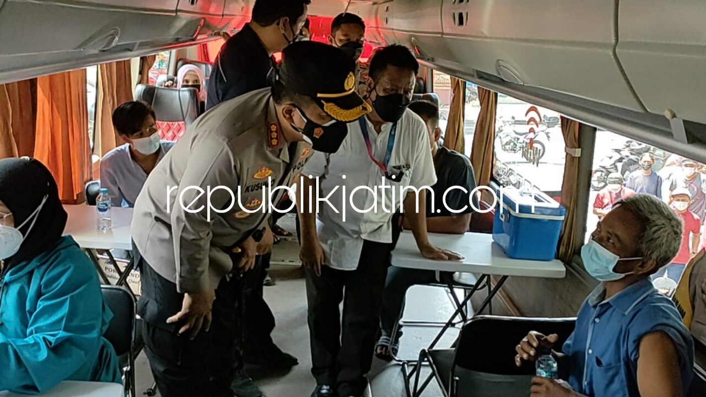 VAKSIN - Kapolresta Sidoarjo, Kombes Pol Kusumo Wahyu Bintoro meninjau pelaksanaan vaksin bagi keluarga wartawan dan masyarakat di Balai Wartawan dengan jumlah 500 dosis, Rabu (15/09/2021). 