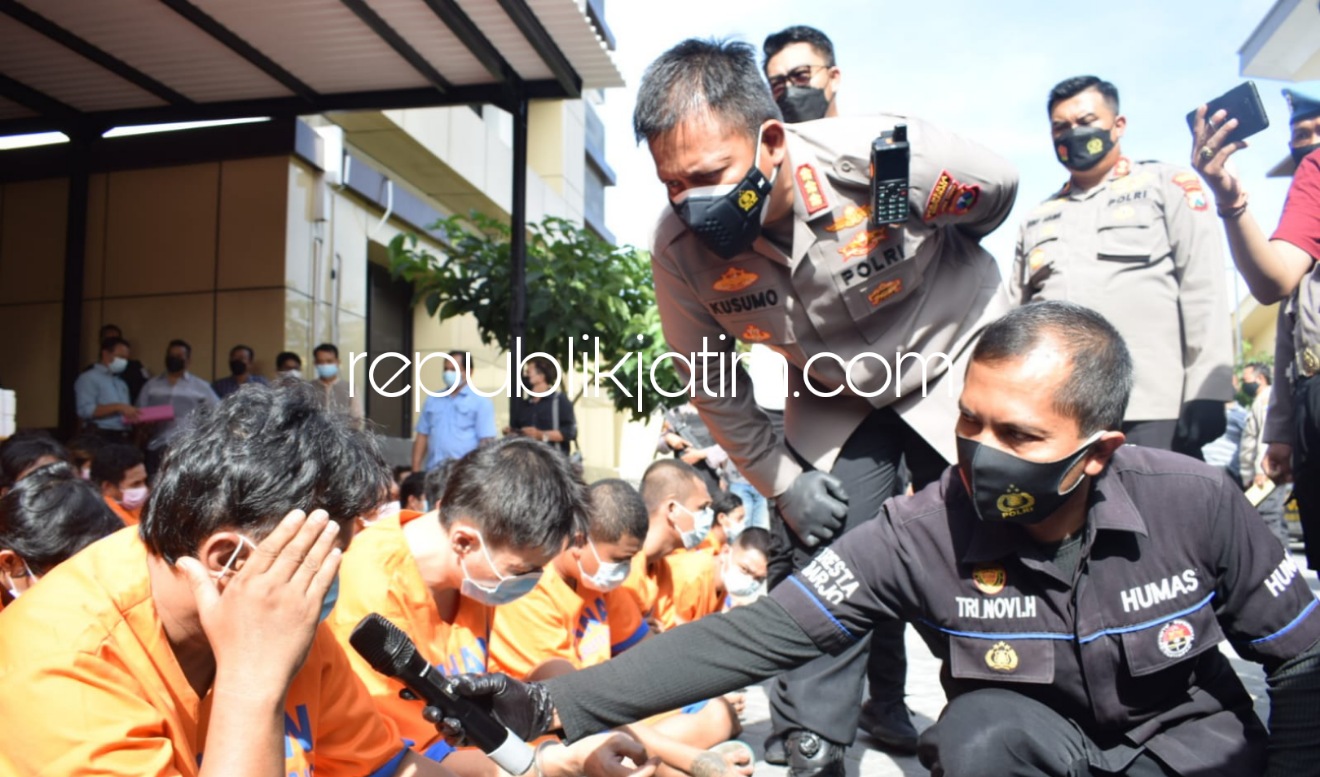UNGKAP - Kapolresta Sidoarjo, Kombes Pol Kusumo Wahyu Bintoro menginterogasi 89 tersangka dalam Operasi Tumpas Narkoba Semeru 2021, mulai 1 - 12 September 2021 berhasil mengungkap 79 kasus penyalahgunaan narkoba, Rabu (15/09/2021).