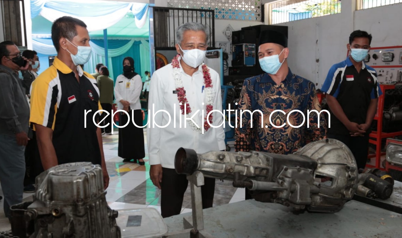 PENYULUHAN - Sekretaris Daerah (Sekda) Sidoarjo, Ahmad Zaini mewakili Bupati Sidoarjo, Ahmad Muhdlor Ali (Gus Muhdlor) membuka penyuluhan bimbingan jabatan bursa kerja khusus di SMK TPI Gedangan, Sidoarjo, Rabu (15/09/2021).