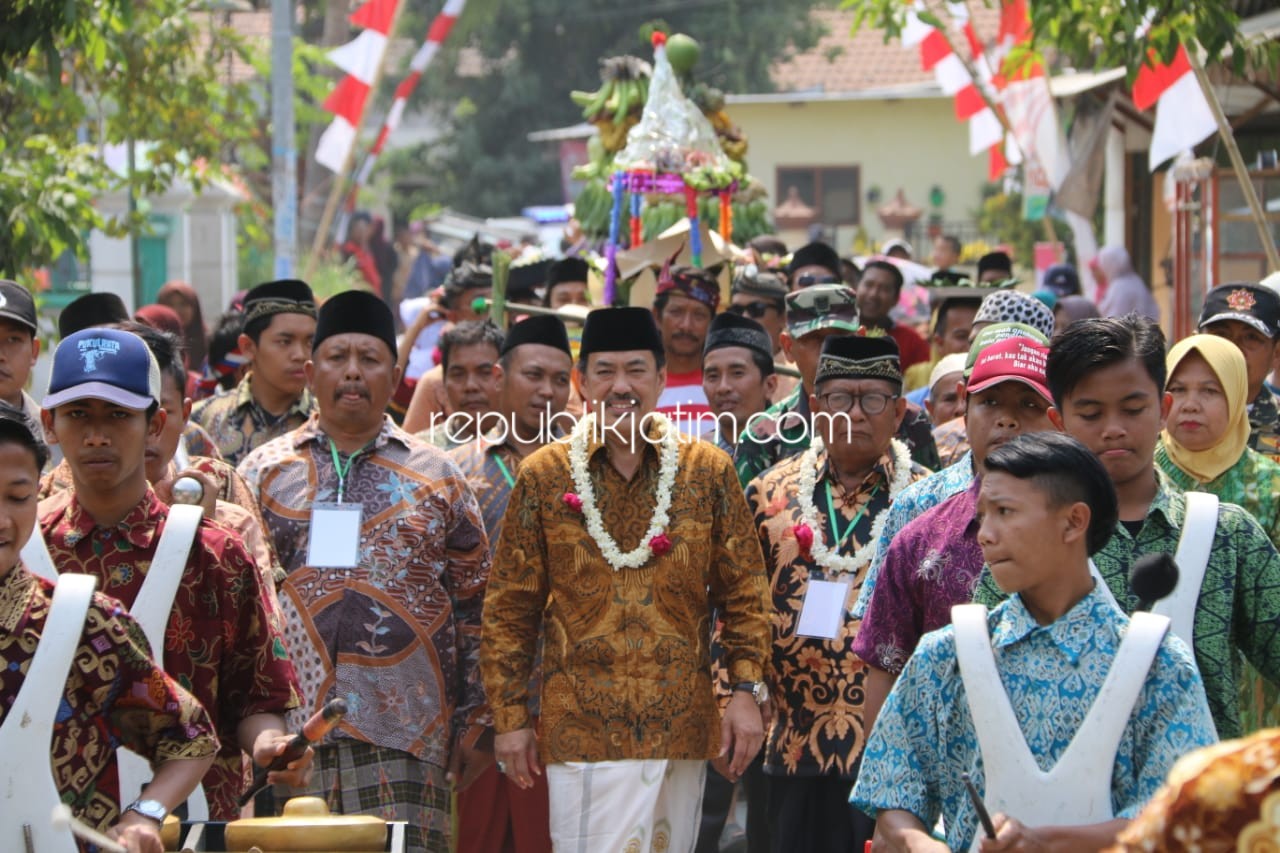 RUWAH DESA - Wabup Sidoarjo, Nur Ahmad Syaifuddin menghadiri acara ruwah desa di Dusun Podokaton, Desa Kedungcangkring, Kecamatan Jabon, Sidoarjo, Sabtu (14/09/2019).