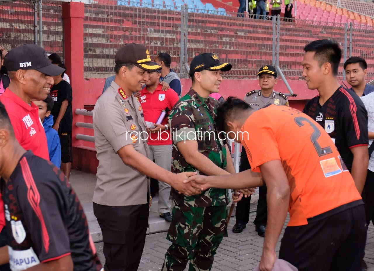 JAMIN - Kapolresta Sidoarjo, Kombes Pol Zain Dwi Nugroho menjadi keamanan pertandingan Persipura Jayapura lawan Persela Lamongan di Stadion Gelora Delta Sidoarjo, Minggu (15/09/2019).