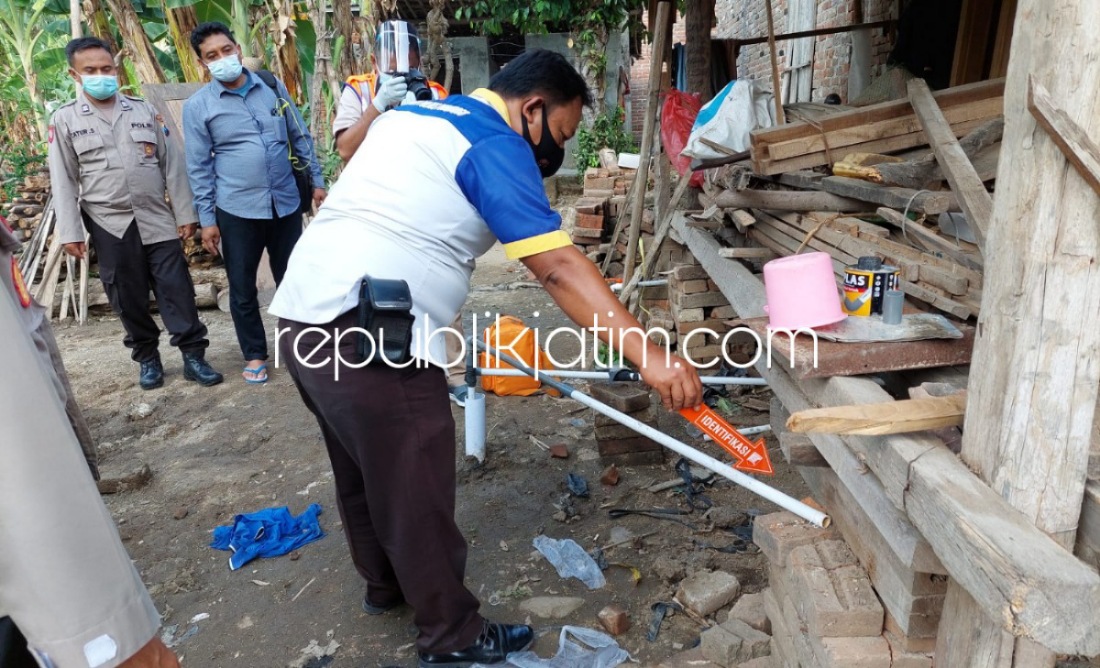 OLAH TKP - Sejumlah petugas Polsek Bungkal dan tim Inafis Polres Ponorogo menggelar olah TKP tewasnya Jayan (59) warga Desa Bekare, Kecamatan Bungkal, Ponorogo, Rabu (15/09/2021). 