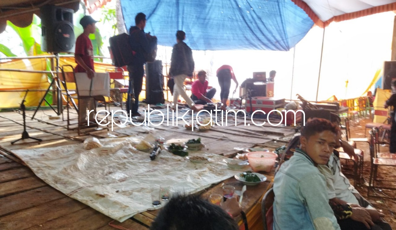 BUBARKAN - Petugas Polsek Ngrayun membubarkan acara elekton campusari di Desa Selur, Kecamatan Ngrayun, Ponorogo, Rabu (15/09/2021). 