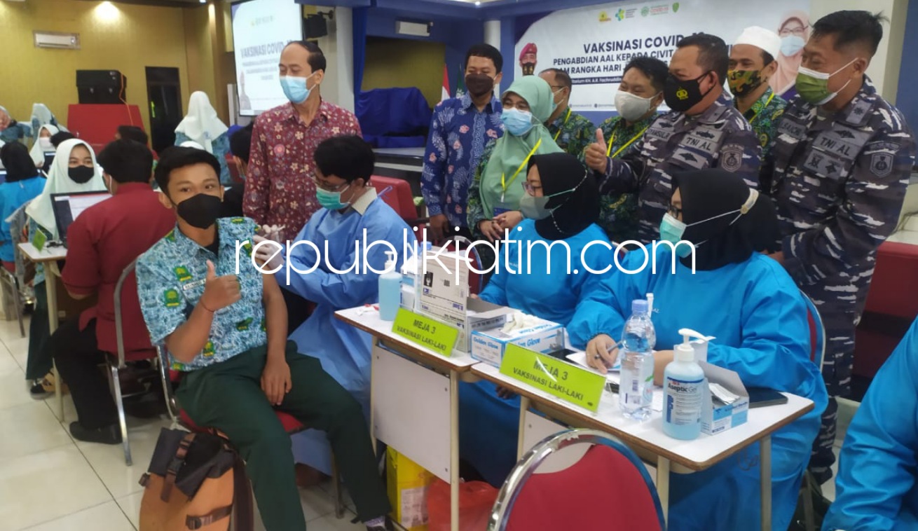 VAKSIN - Sekretaris Lembaga (Seklem) AAL, Laksamana Muda Syamsul Rizal didampingi Kepala Smamda, Wigatiningsih dan Rektor Umsida, Dr Hidayatulllah menyaksikan proses vaksinasi ratusan siswa Smamda, Kamis (16/09/2021).