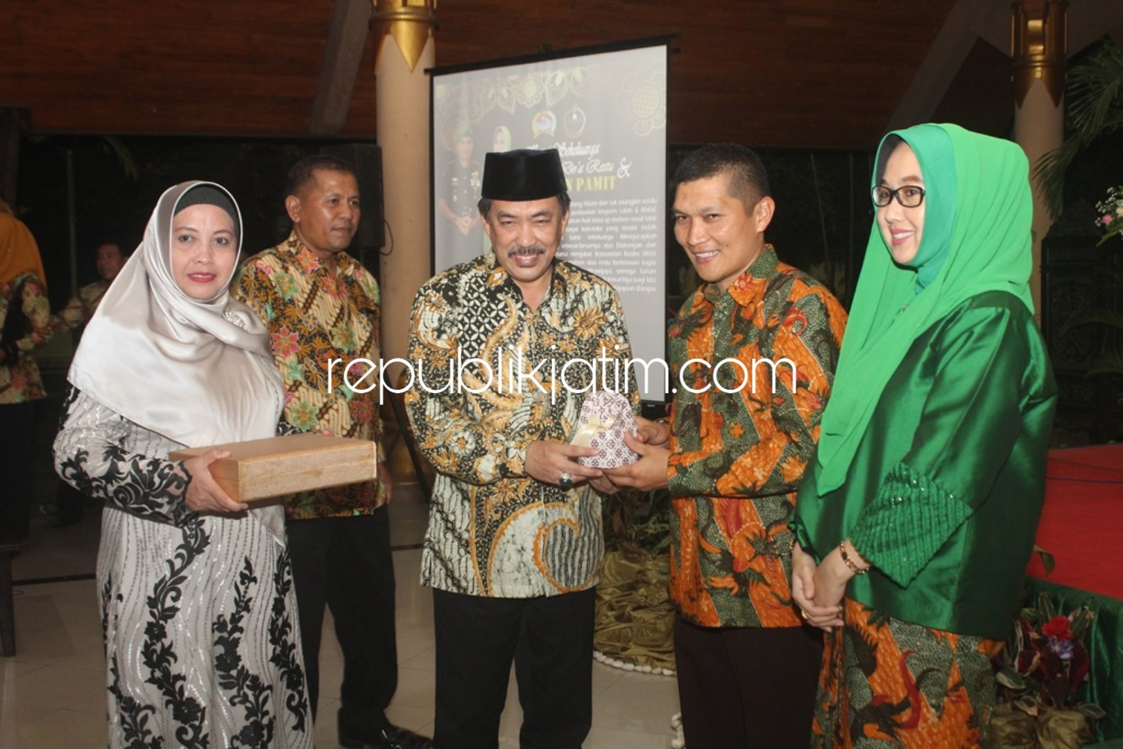 TANDA MATA - Wabup Sidoarjo, Nur Ahmad Syaifuddin menyerahkan cinderata kepada Letkol Inf Fadli Mulyono yang berpindah tugas menjadi Waasops Kasdam V/Brawijaya dalam pisah sambut di Pendopo Delta Wibawa, Sidoarjo, Sabtu (16/09/2018) malam.
