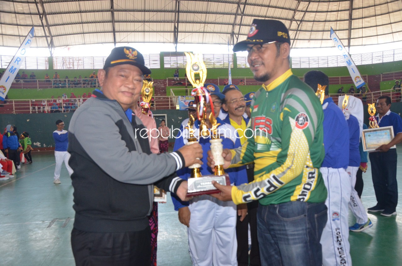HADIAH - Bupati Sidoarjo, Saiful Ilah menyerahkan sejumlah hadiah dan tropi kepada para pemenang sejumlah lomba HUT FORMI Sidoarjo ke 9 di GOR Sidoarjo, Minggu (15/09/2019).