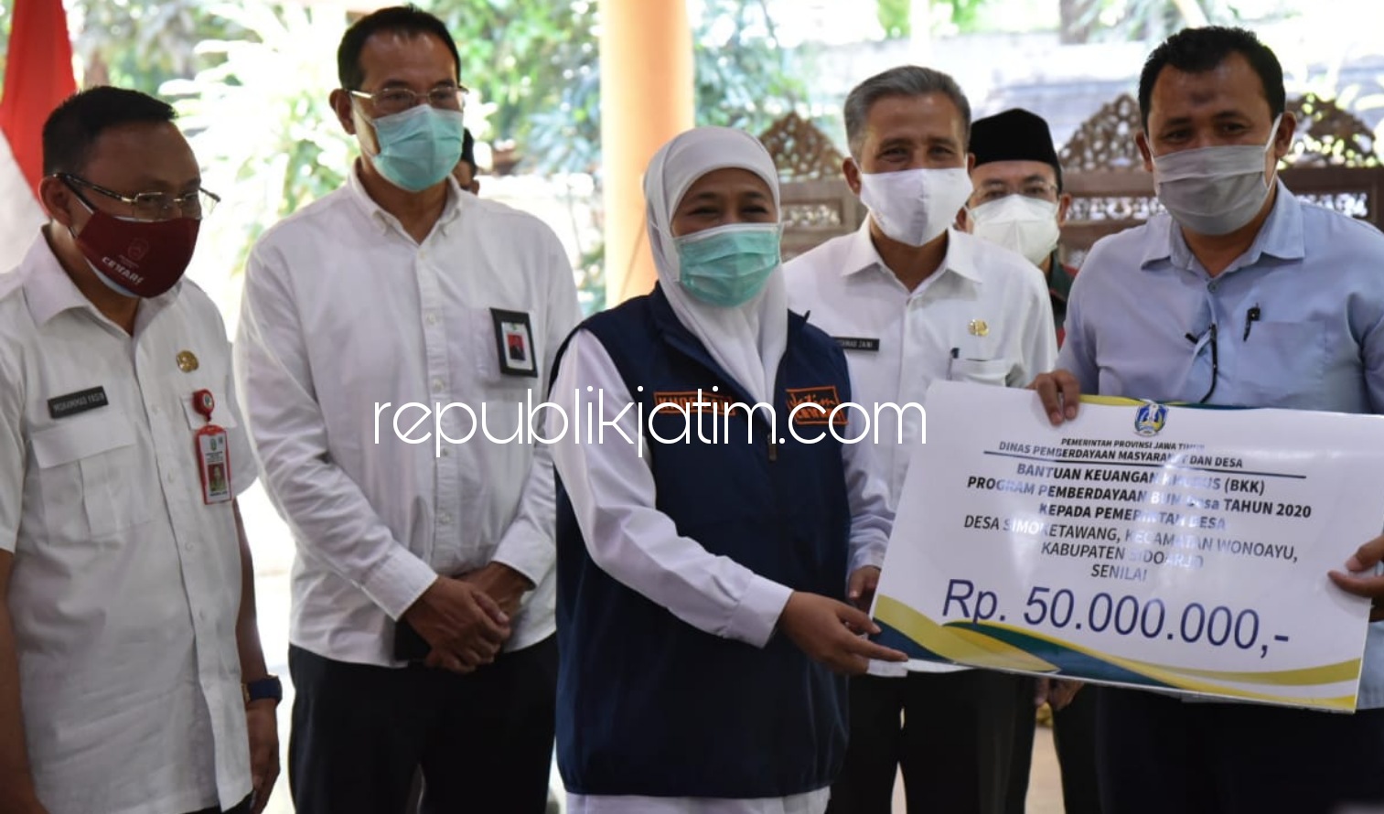 BANTUAN - Gubernur Jawa Timur Khofifah Indar Parawangsa memberikan bantuan ventilator untuk 10 rumah sakit rujukan Covid-19 di Pendopo Delta Wibawa Sidoarjo, Rabu, (16/09/2020). 