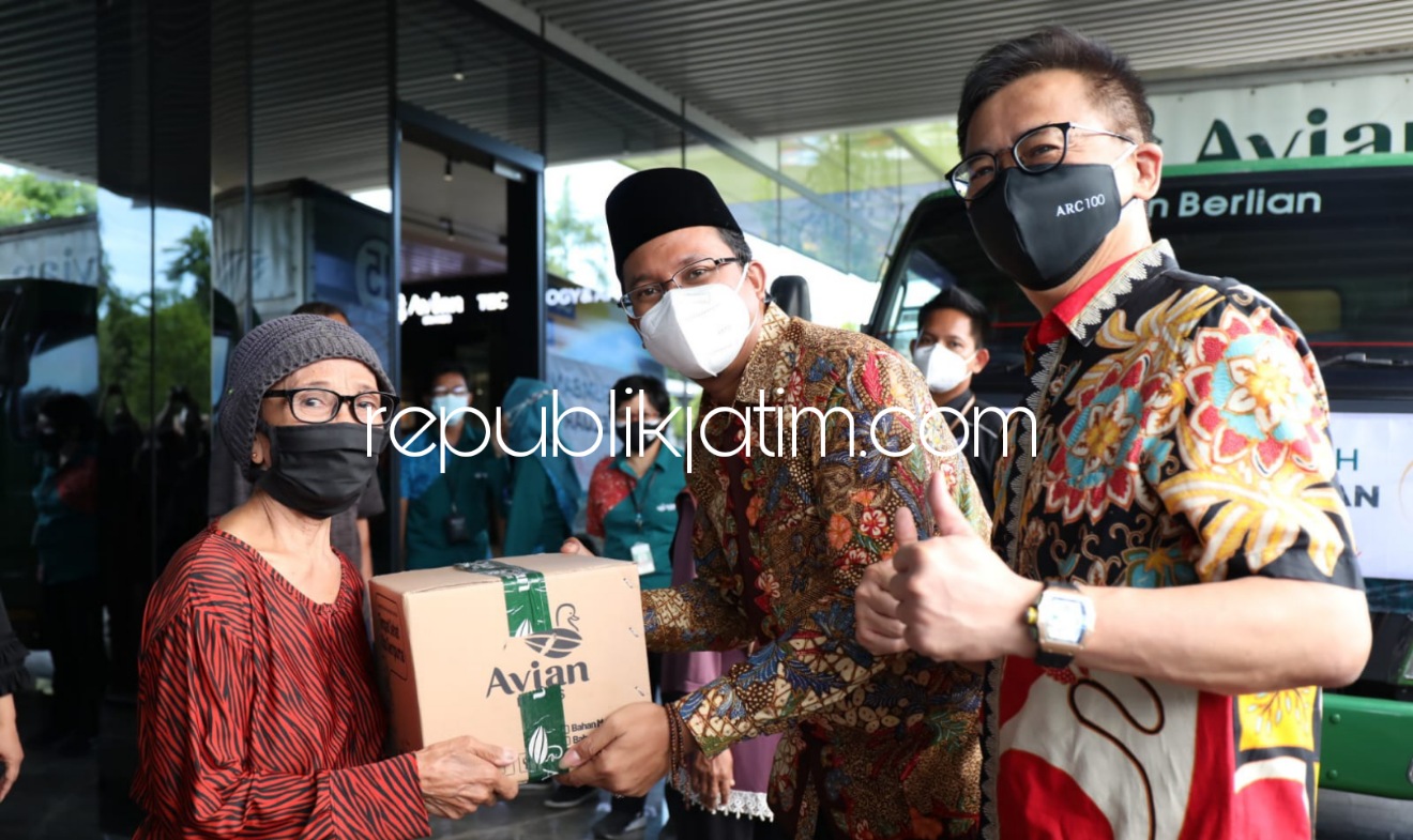 SEMBAKO - Bupati Sidoarjo, Ahmad Muhdlor Ali (Gus Muhdlor) menerima bantuan 2.000 paket sembako dari PT Avian yang simbolis diserahkan Owner PT Avian (Avian Brands) Hermanto Tanoko, Kamisn(16/09/2021).