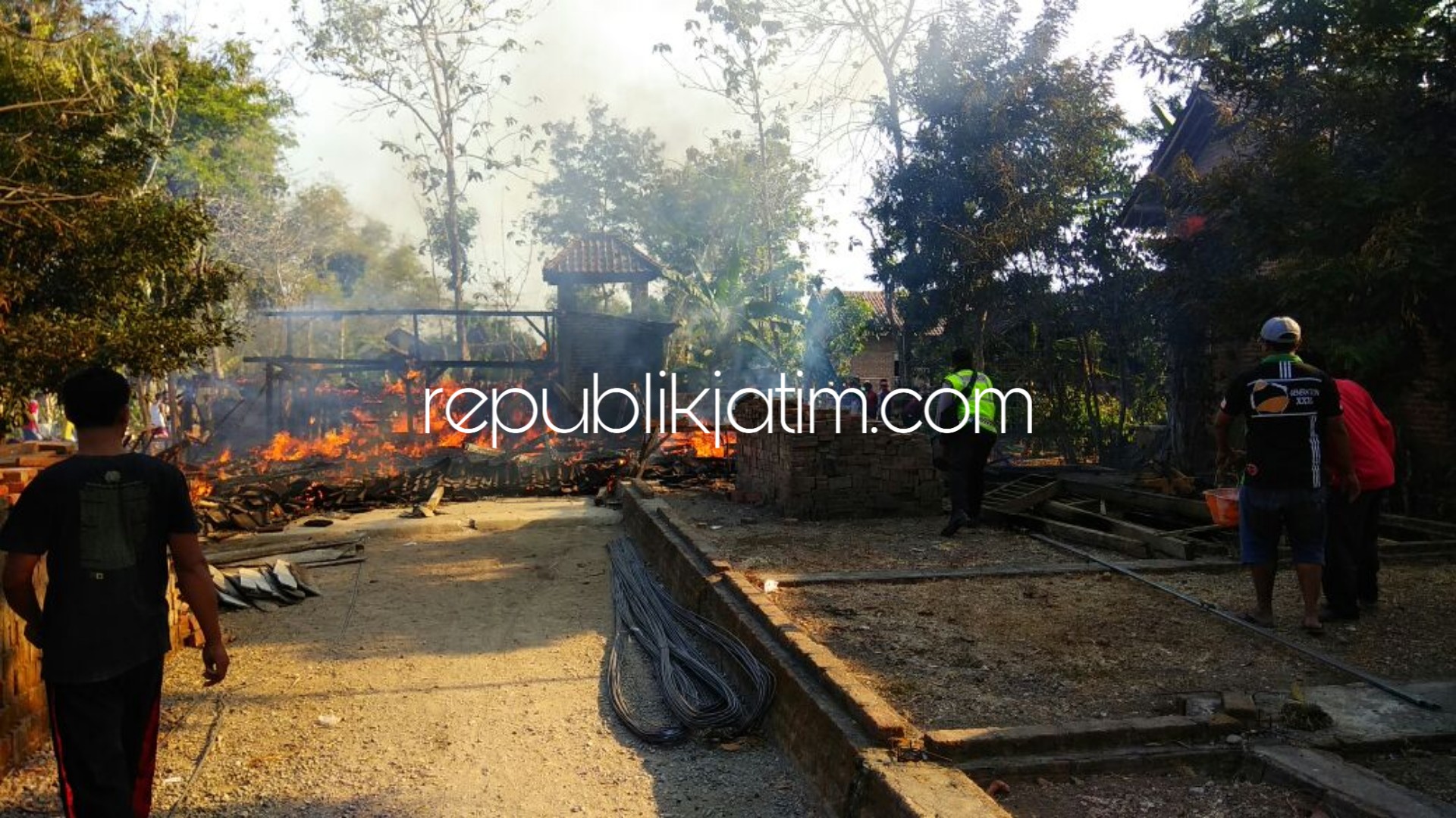 LUDES TERBAKAR - Rumah Mbah Tumi (70) warga Dusun Walikukun, Desa Bangunrejo, Kecamatan Sukorejo, Ponorogo yang ludes terbakar, Sabtu (15/09/2018) sore.