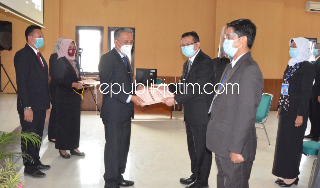 PENYERAHAN - Plh Bupati Sidoarjo, Achmad Zaini menyerahkan sertifikat pelatihan belajar Labinov di Aula BKD Pemkab Sidoarjo, Selasa (15/09/2020).