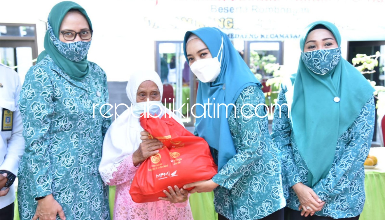 BAGIKAN - Ketua TP PKK, Ny Sa'adah Ahmad Muhdlor (Ning Sasha) dan Wakil Ketua, dr Sriatun menjangkau 9 kecamatan dan 38 desa kini membagikan 200 paket sembako dibagikan kepada warga empat desa, Kecamatan Waru, Sidoarjo, Rabu (15/09/2021).