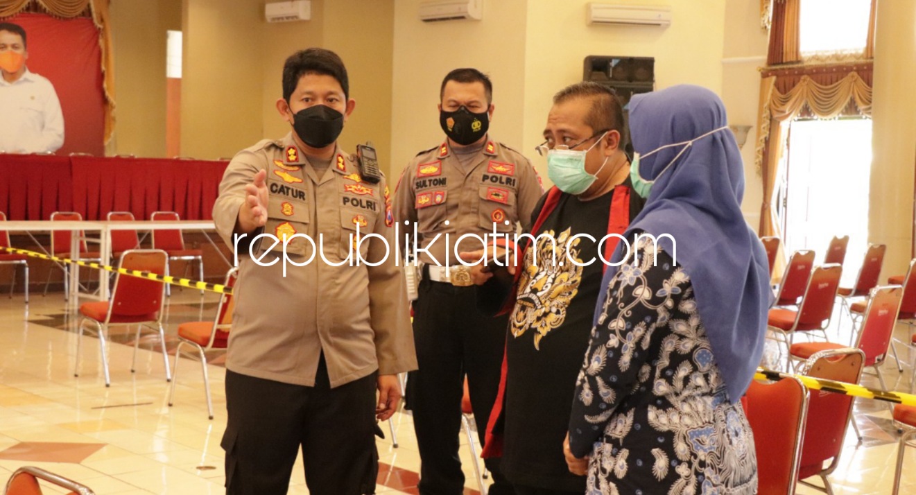 CEK - Rombongan Kapolres Ponorogo, AKBP Catur Cahyono Wibowo mengecek lokasi serbuan vaksin Merah Putih di Gedung Sasana Praja, Ponorogo, Kamis (16/09/2021).