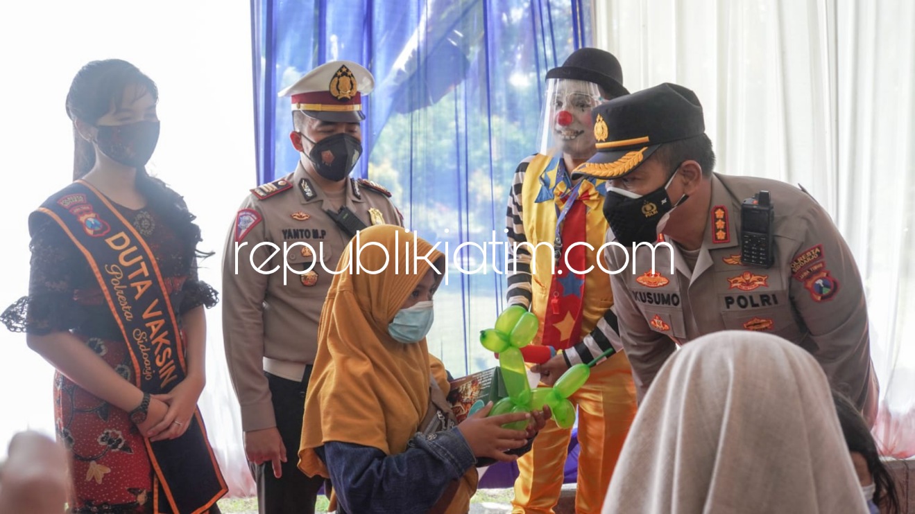 ASUH - Kapolresta Sidoarjo Kombes Pol Kusumo Wahyu Bintoro bersama Forkopimda Sidoarjo menghadiri acara Vaksinasi dan Pengangkatan Orang Tua Asuh Anak Yatim Piatu Terdampak Covid-19 di Alun-Alun Sidoarjo, Jumat (17/09/2021). 