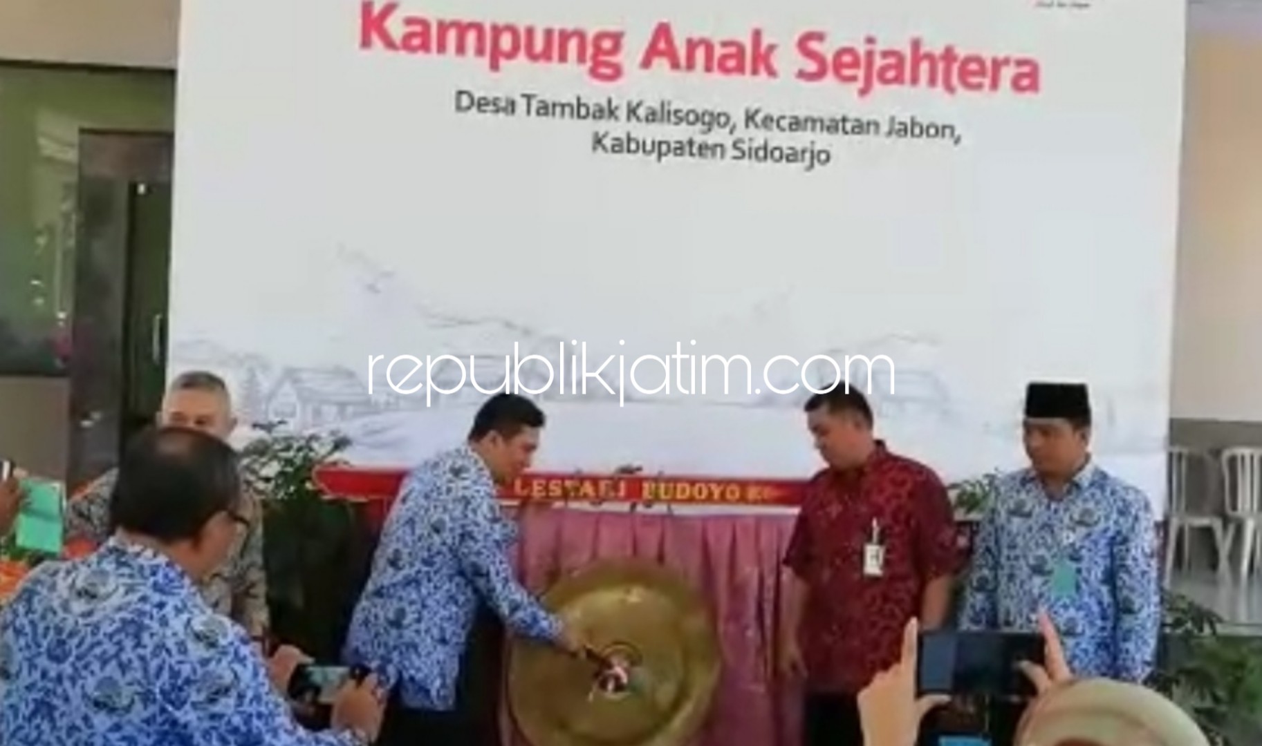 CANANGKAN - Camat Jabon, Agus Sudjoko menabuh gong tanda launching program Kampung Anak Sejahtera di Desa Tambak Kalisogo, Kecamatqn Jabon, Sidoarjo, Senin (17/09/2018).