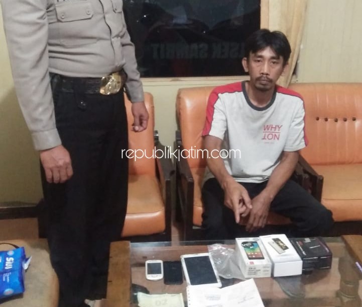 DITAHAN - Tersangka pencurian HP, Isnen Dedi Sadaka (43) warga JL Gajahmada, Kelurahan Bangunsari, Kecamatan/KabupatennPonorogo ditahan petugas Polsek Sambit bersama barang curinnya, Selasa (17/09/2019).