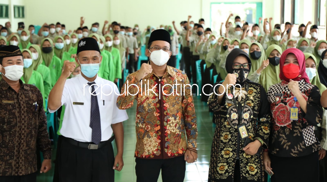 KOMPETENSI - Bupati Sidoarjo, Ahmad Muhdlor Ali (Gus Muhdlor) mengajak semua lulusan SMK untuk meningkatkan kompetensinya menjelang kelulusan, Kamis (16/09/2021).