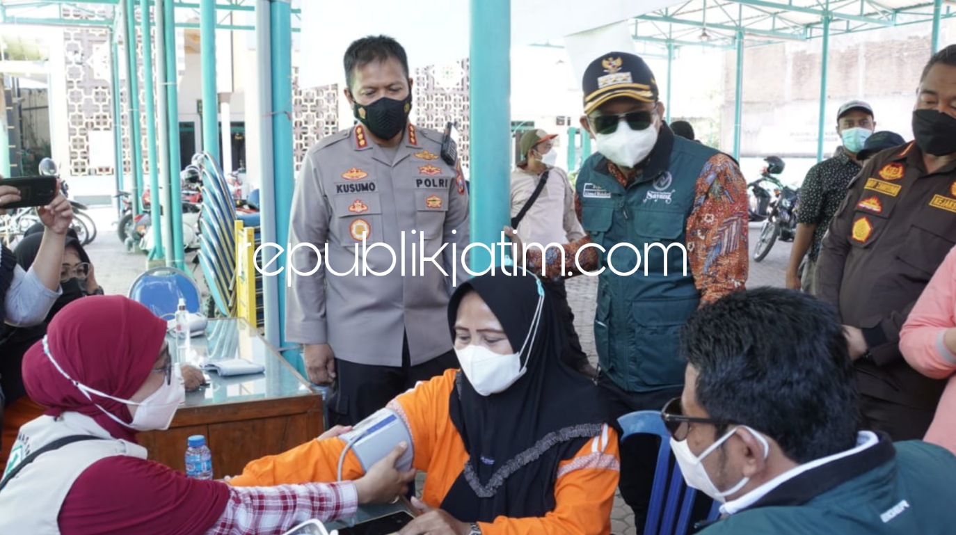 VAKSIN - Bupati Sidoarjo, Ahmad Muhdlor Ali didampingi Kapolresta Sidoarjo Kombes Pol Kusumo Wahyu Bintoro mengecek pelaksanaan vaksinasi di Balai Desa Kalanganyar, Kecamatan Sedati, Sidoarjo, Sabtu (18/09/2021).