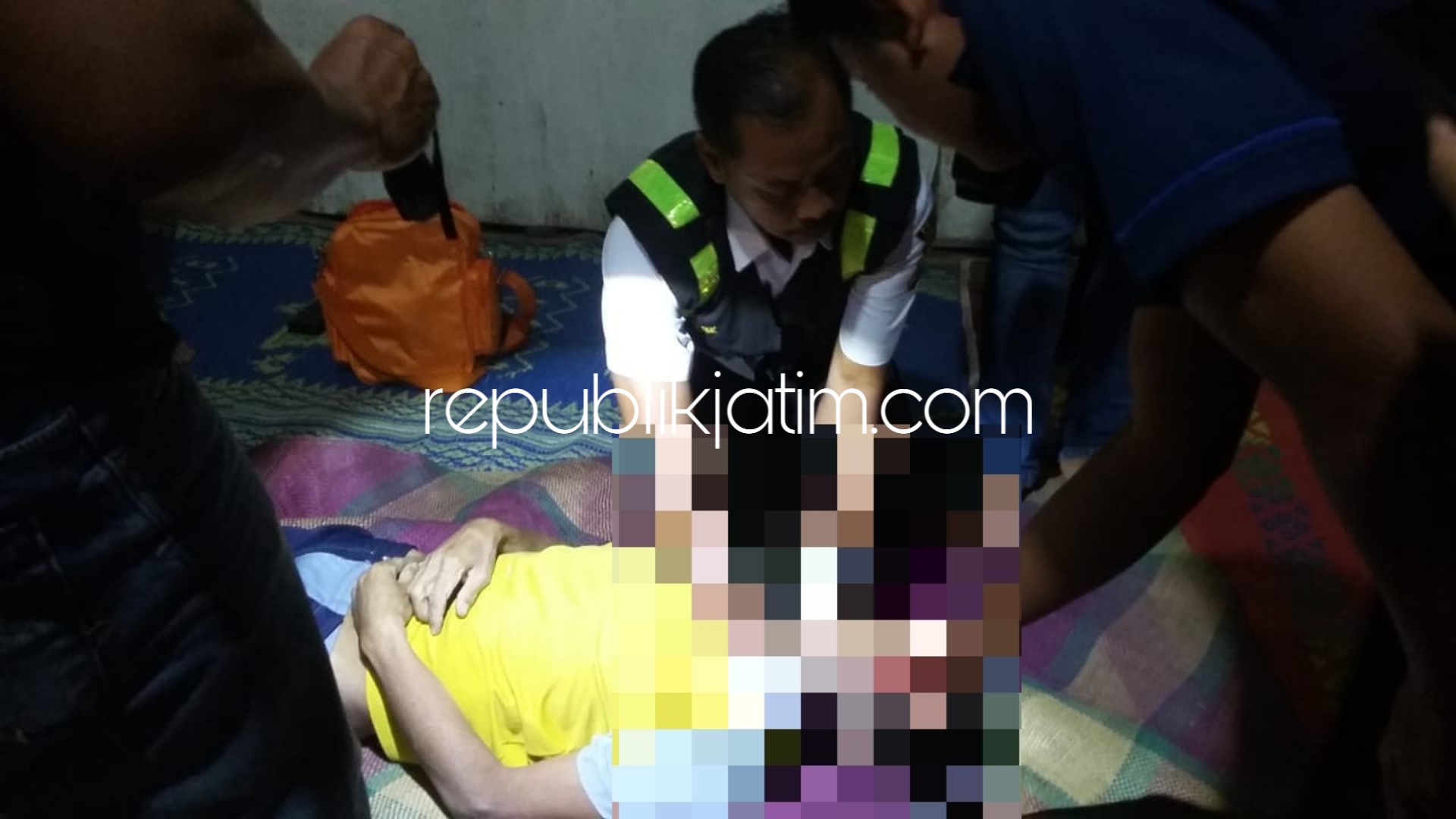 EVAKUASI - Petugas mengevakuasi jenazah, Basuki (45) warga Dusun Karanglo, Desa Ngasinan, Kecanatan Jetis, Ponorogo yang ditemukan tewas gantung diri, Senin (17/09/2018) malam.