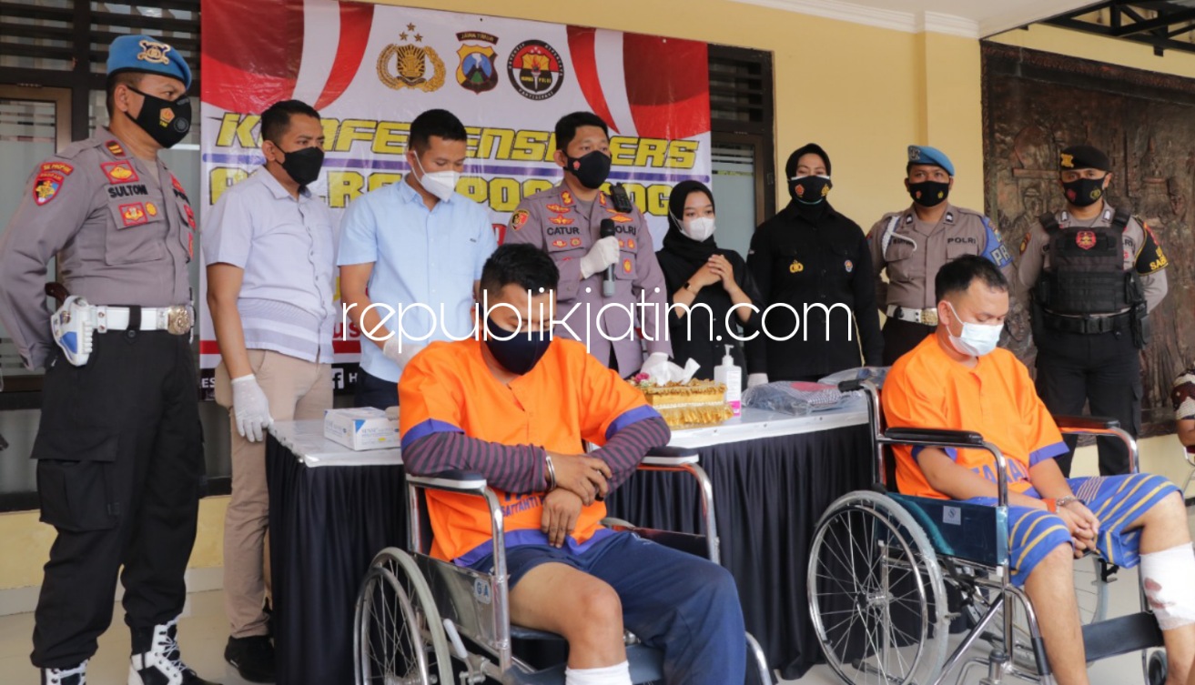 DITEMBAK - Dua tersangka pencurian dengan pemberatan dengan korban nasabah Bank BNI, Hasan Basri dan Agus Yahya terpaksa ditembak kakinya karena melakukan perlawanan saat ditangkap, Sabtu (18/09/2021).