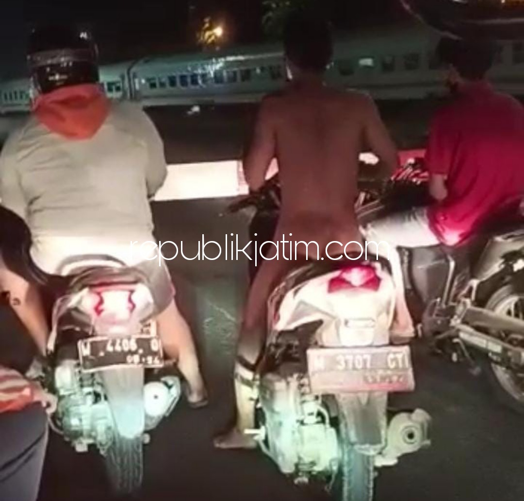 BUGIL - Pemuda asal Madura, Rusdi saat mengendarai motor Honda Vario dengan bugil (tanpa busana) di JL Raya Porong - Sidoarjo melintas di rel Kereta Api (KA) Desa Kalitengah, Kecamatan Tanggulangin, Sidoarjo, Kamis (16/09/2021) lalu.