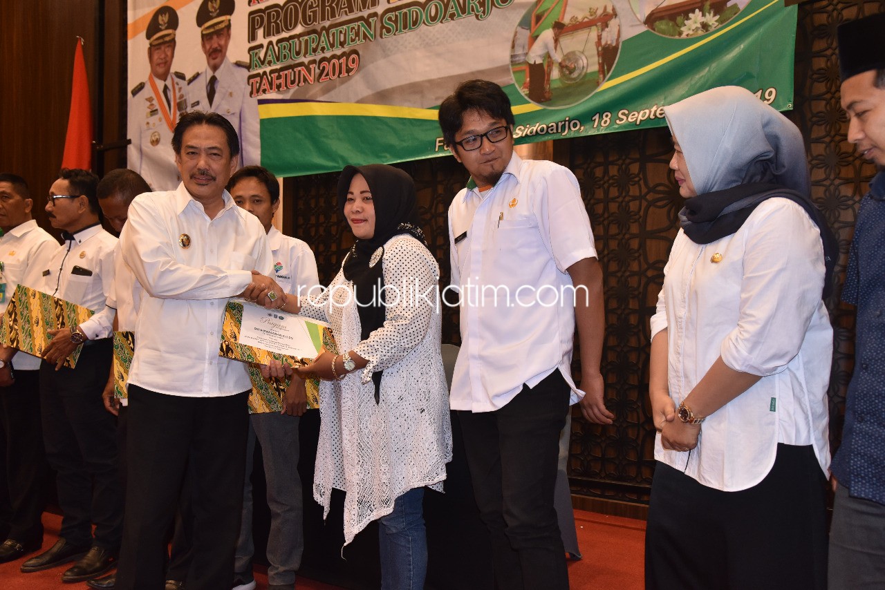 DESA INOVATIF - Wabup Sidoarjo, Nur Ahmad Syaifuddin menyerahkan hadiah kepada sejumlah desa terinovatif dalam acara Program Inovasi Desa (PID) di Favehotel, Sidoarjo, Rabu (18/09/2019).