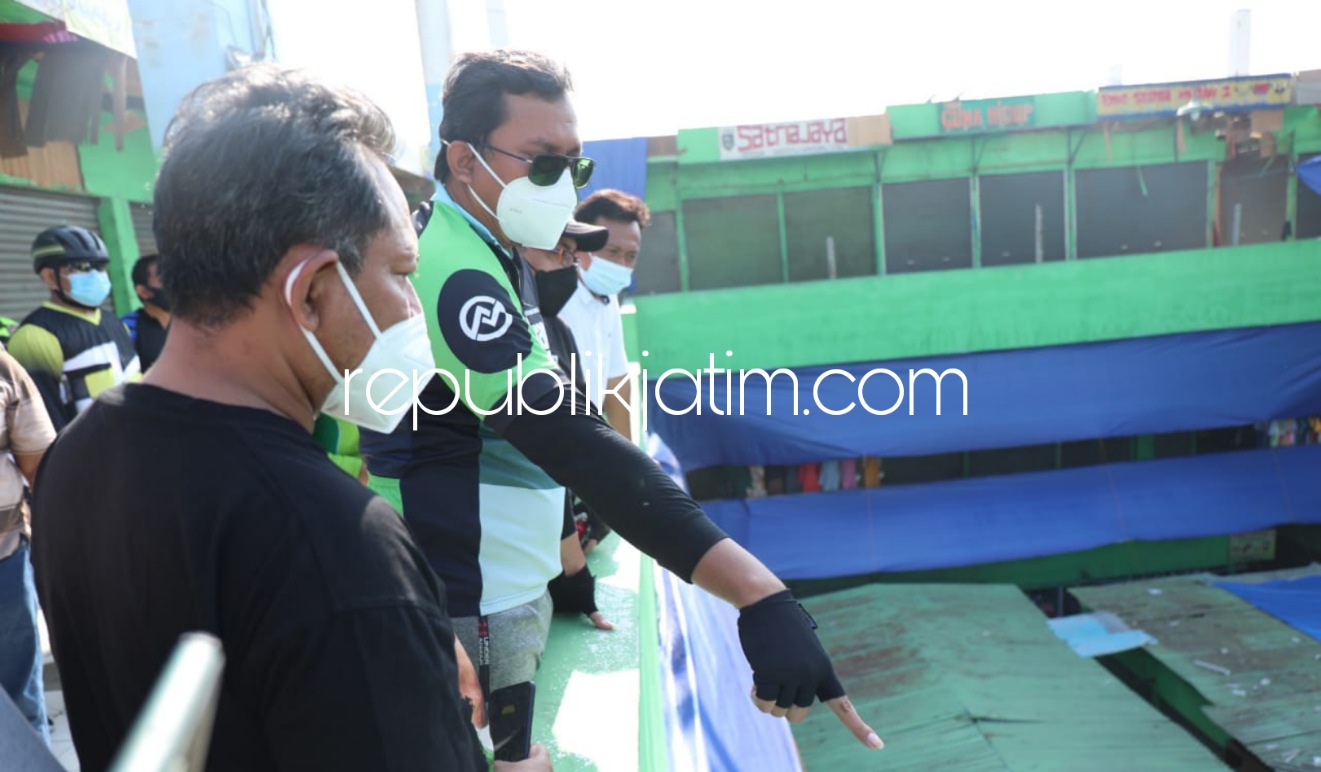 SIDAK - Bupati Sidoarjo, Ahmad Muhdlor Ali (Gus Muhdlor) didampingi Kepala Disperindag Pemkab Sidoarjo, Tjarda sidak bangunan atap Pasar Krian yang ambruk, Minggu (19/09/2021).