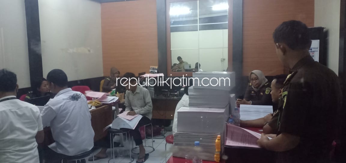 LIMPAHKAN - Sejumlah penyidik Bareskrim Mabes Polri dan Kejaksaan Agung melimpahkan berkas kelima tersangka kasus penyerobotan tanah Puskopkar seluas 23 hektar ke Kejaksaan Negeri (Kejari) Sidoarjo, Rabu (18/09/2019).