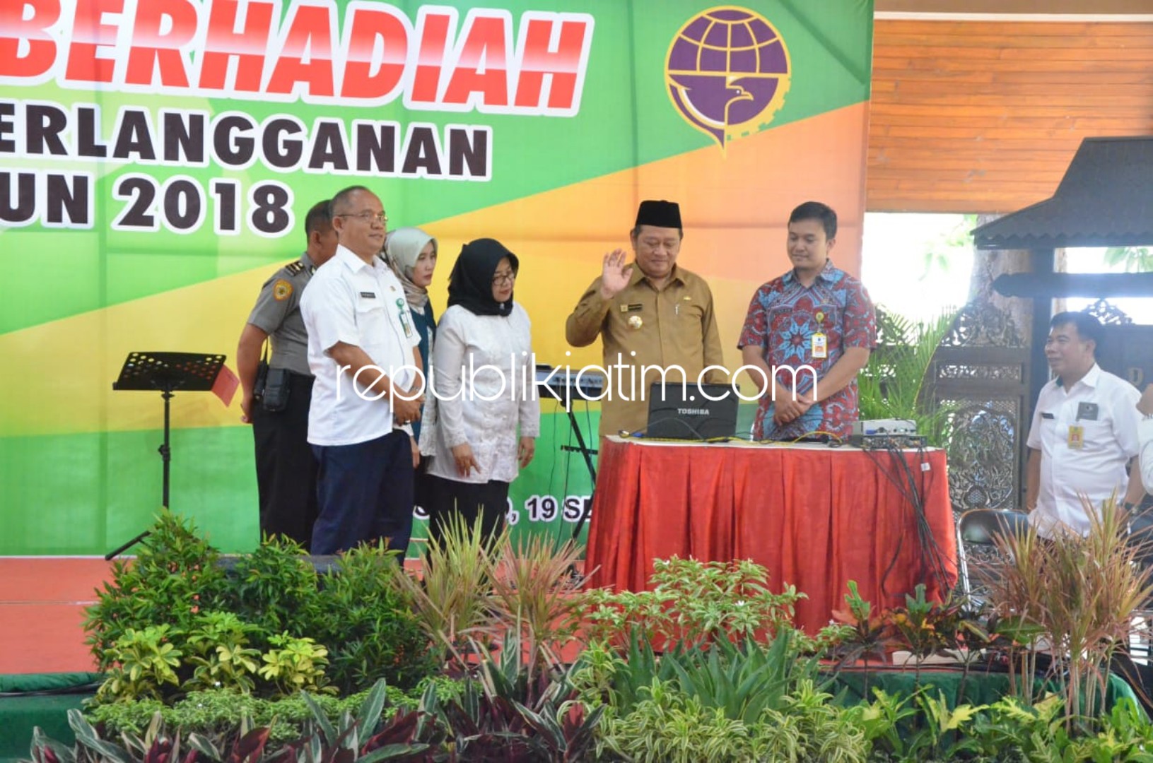 MENGUNDI - Bupati Sidoarjo, Saiful Ilah mengundi pemenang undian parkir berlangganan yang digelar di Pendopo Delta Wibawa, Rabu (19/09/2018).