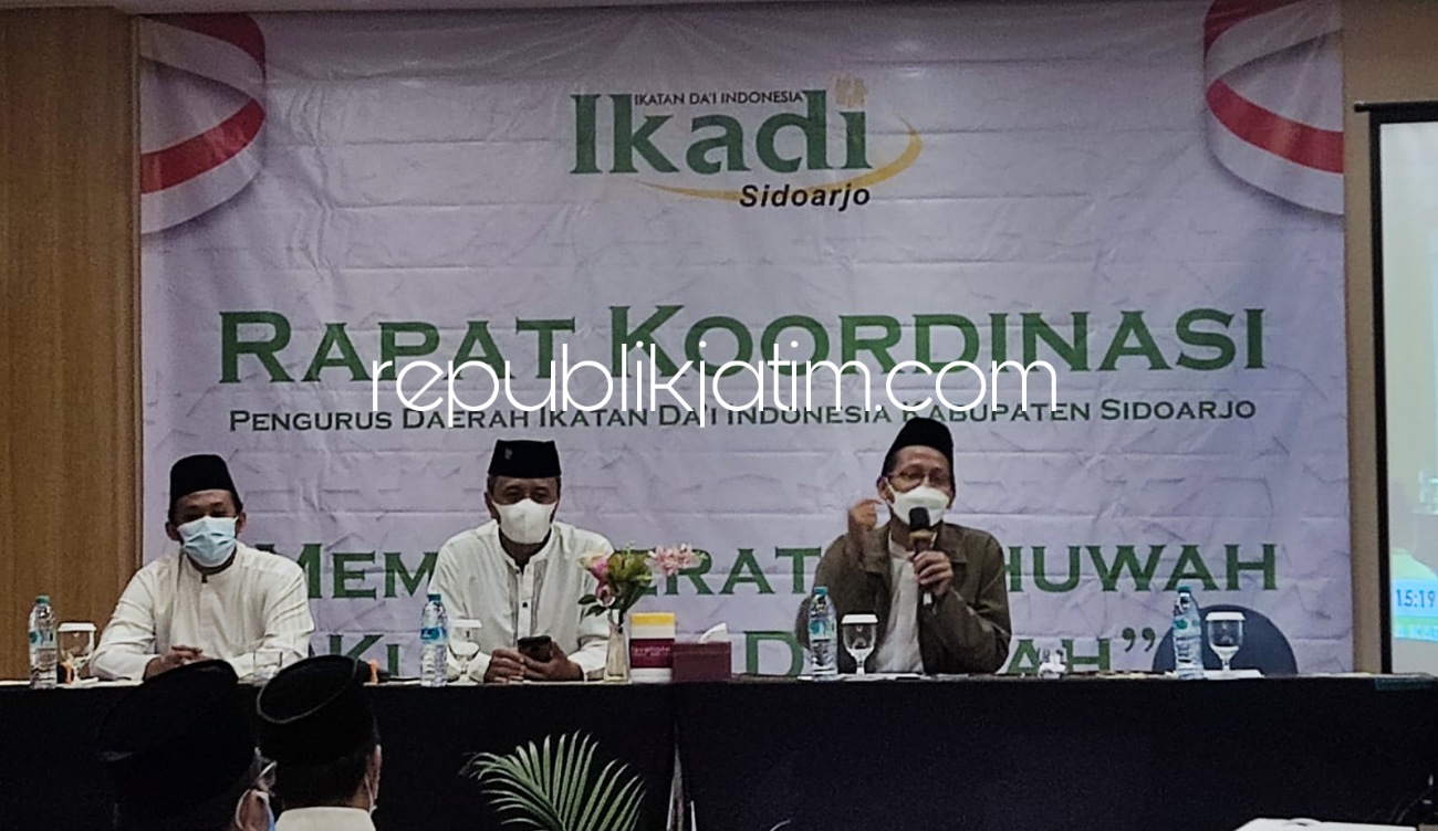 RAKOR - Pengurus Daerah (PD) Ikatan Dai Indonesia (Ikadi) Sidoarjo menggelar rapat koordinasi (Rakor) sekaligus melaunching empat kajian online di Fave Hotel Sidoarjo, Minggu (19/09/2021) sore.