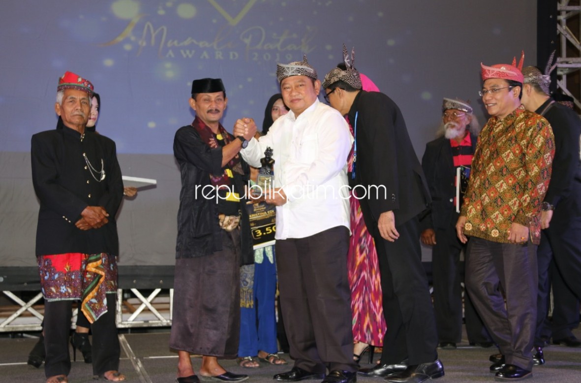 PENGHARGAAN - Bupati Sidoarjo, Saiful Ilah memberikan penghargaan Munali Patah Award 2019 di gedung MPP, Rabu (18/09/2019) malam.
