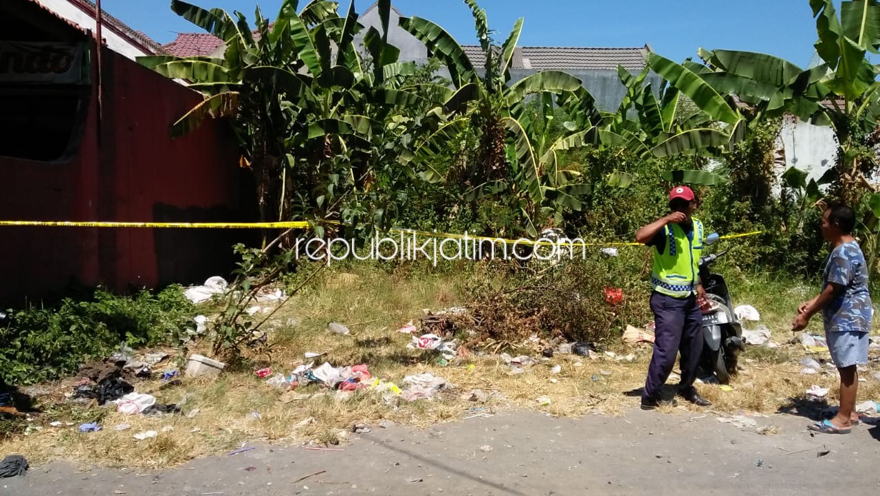 TKP - Security Perumahan Pepelegi Indah, Kecamatan Waru, Sidoarjo, Zainul Ali menujukkan lokasi penemuan mayat ibu dan bayinya, Jumat (20/09/2019).