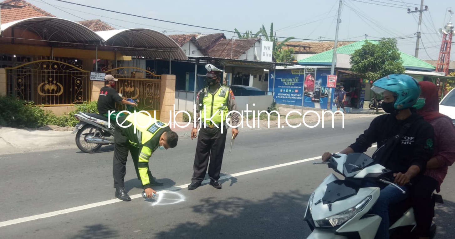 OLAH TKP - Sejumlah petugas Unit Laka, Satuan Lantas, Polresta Sidoarjo menggelar olah TKP kecelakaan truk blong tabrak penarik Amal Jariyah di JL Raya Desa Lajuk, Kecamatan Porong, Sidoarjo, Senin (20/09/2021). 