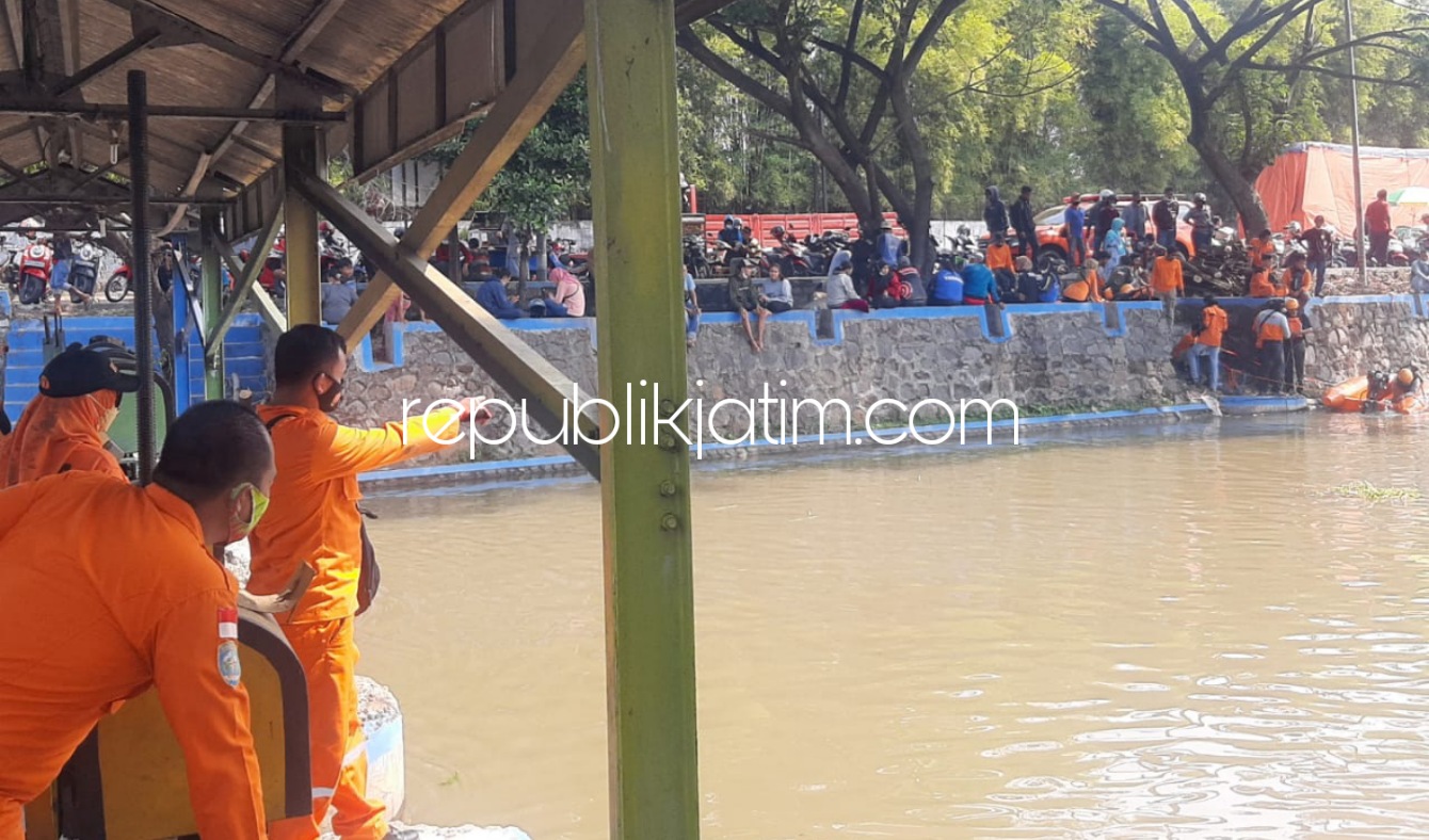 PENCARIAN - Tim Basarnas di terjunkan untuk mencari seorang pria yang diduga tenggelam di Sungai Prambon, Sidoarjo, Senin (20/09/2021). 