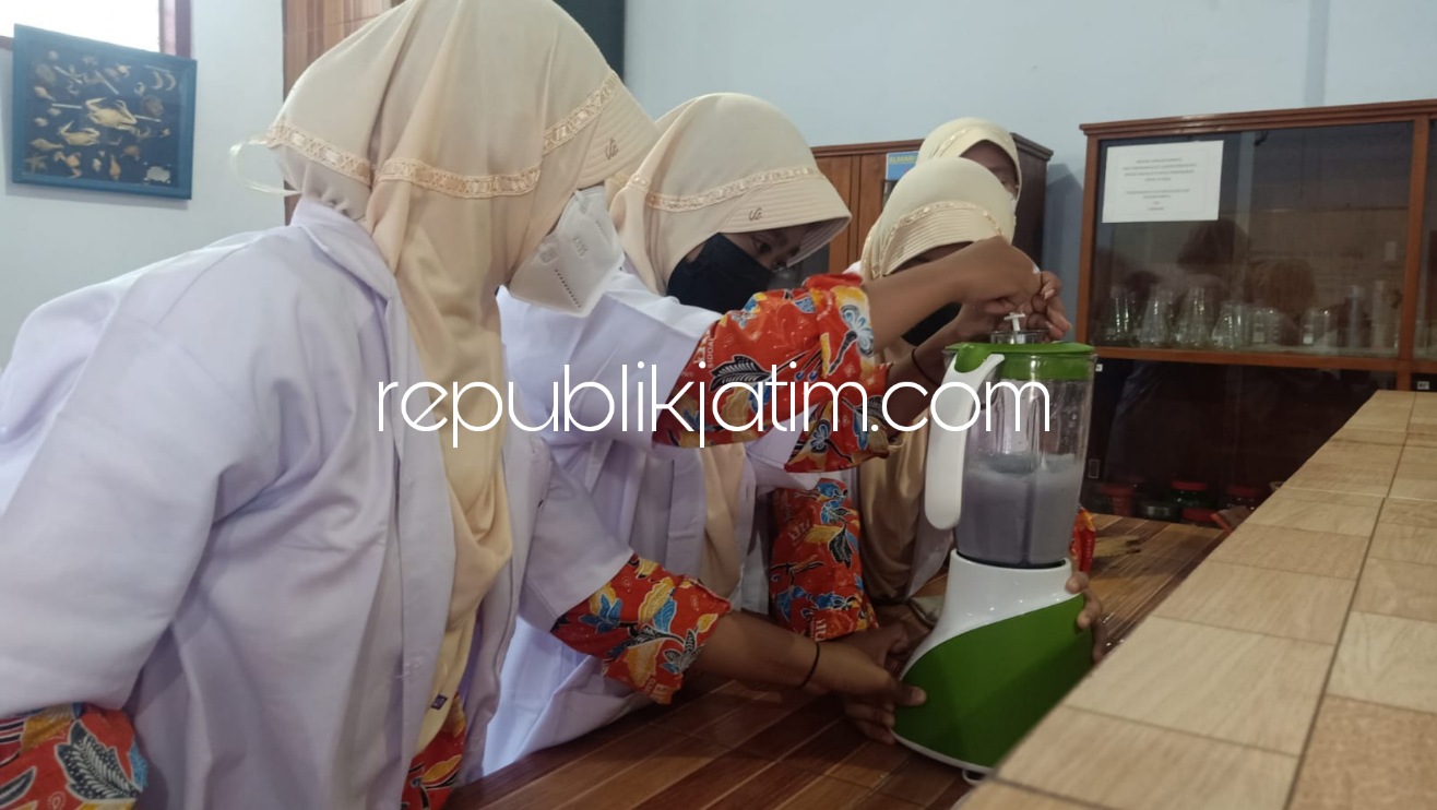 PRAKTEK - Tim Handmade Journaling Papercraff Smamita Sidoarjo menunjukkan alat dan bahan serta hasil ide karyanya yang dilombakan beberapa waktu lalu di Ruang Laboratorium Smamita Sidoarjo, Senin (18/09/2021).