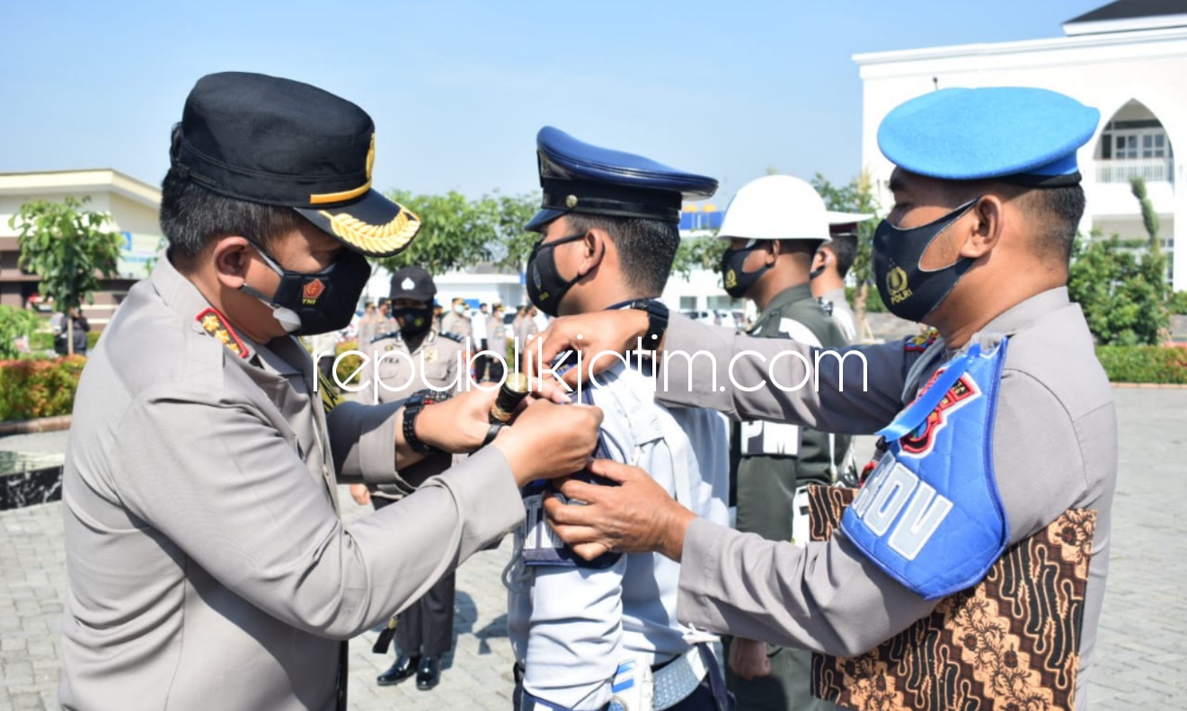 APEL - Kapolresta Sidoarjo Kombes Pol Kusumo Wahyu Bintoro memimpin apel gelar pasukan Operasi Patuh Semeru diikuti personel dari Kepolisian, TNI, Satpol PP, dan Dinas Perhubungan di Polresta Sidoarjo, Senin (20/09/2021). 