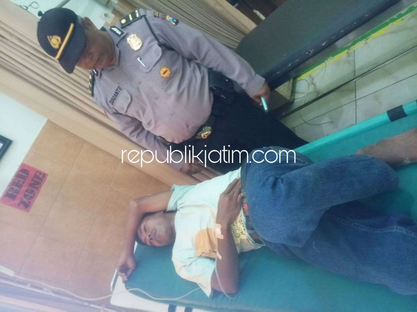 DIRAWAT - Imanuel Gitarus Barepak (37) warga Perum Griya Bintang Blok C, Desa Argasunya, Kecamatan Harjamukti, Kota Cirebon yang berdomisili (kos) di JL MT Haryono Kepatihan, Tulungagung dirawat di Ouskesmas Gondang Trenggalek, Rabu (19/09/2018).