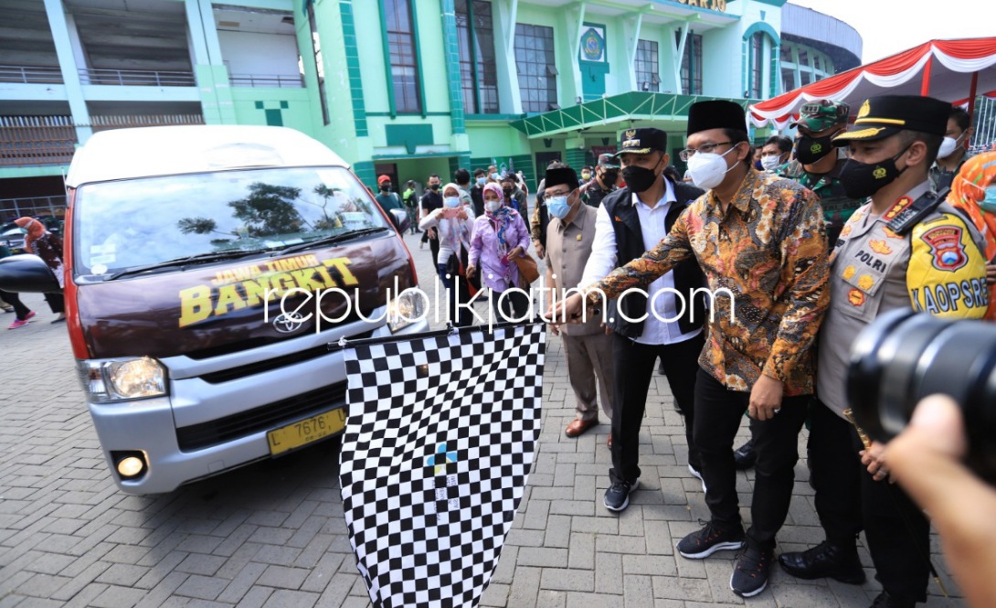 MOBIL VAKSIN - Bupati Sidoarjo, Ahmad Muhdlor Ali dan Walikota Surabaya, Eri Cahyadi bekerjasama penanganan Covid-19 ditandai dengan pelepasan 22 unit Mobil Gerai Vaksin di GOR Sidoarjo, Selasa (21/09/2021).