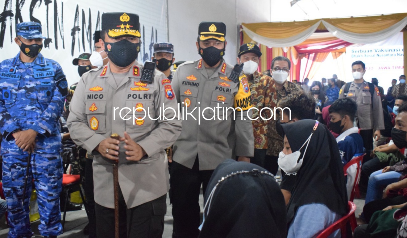 TINJAU - Kapolda Jatim, Irjen Pol Nico Afinta meninjau pelaksanaan vaksinasi 12.000 dosis dan penyerahan bantuan 1.500 paket sembako Alumni AKABRI 1998 di Pergudangan Desa Tambak Sawah, Kecamatan Waru, Sidoarjo, Selasa (21/09/2021).