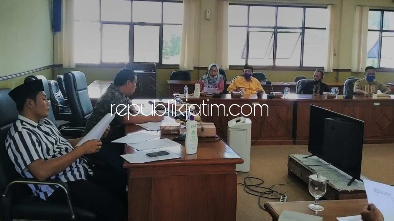 HEARING - Ketua Komisi A, Subandi dan Sekretaris Komisi A, Warih Andono memimpin hearing bersama warga Desa Candipari, Kecamatan Porong, Sidoarjo soal pembangunan minimarket di Candipari, Senin (21/09/2020).