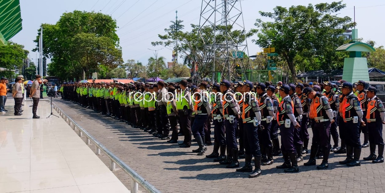 APEL - Kapolresta Sidoarjo, Kombes Pol Zain Dwi Nugroho memimpin apel pengamanan Laga Persipura versus Persib di Gelora Delta Sidoarjo, Sabtu (21/09/2019).