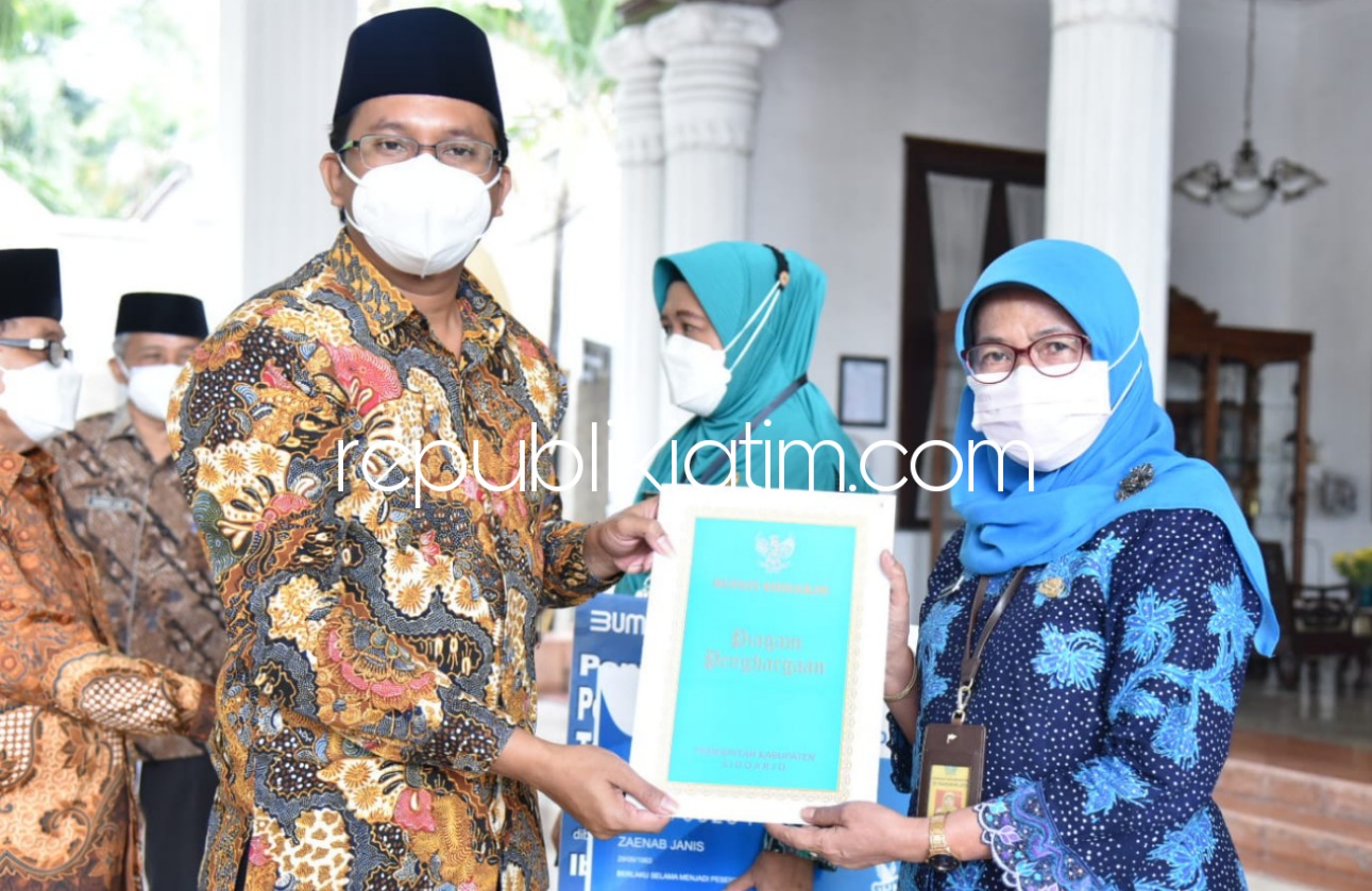 PENSIUN - Bupati Sidoarjo, Ahmad Muhdlor Ali (Gus Muhdlor) melepas 121 Pegawai Negeri Sipil (PNS) yang memasuki masa pensiun periode Oktober - November 2021 di Pendopo Delta Wibawa Sidoarjo, Selasa (21/09/2021).