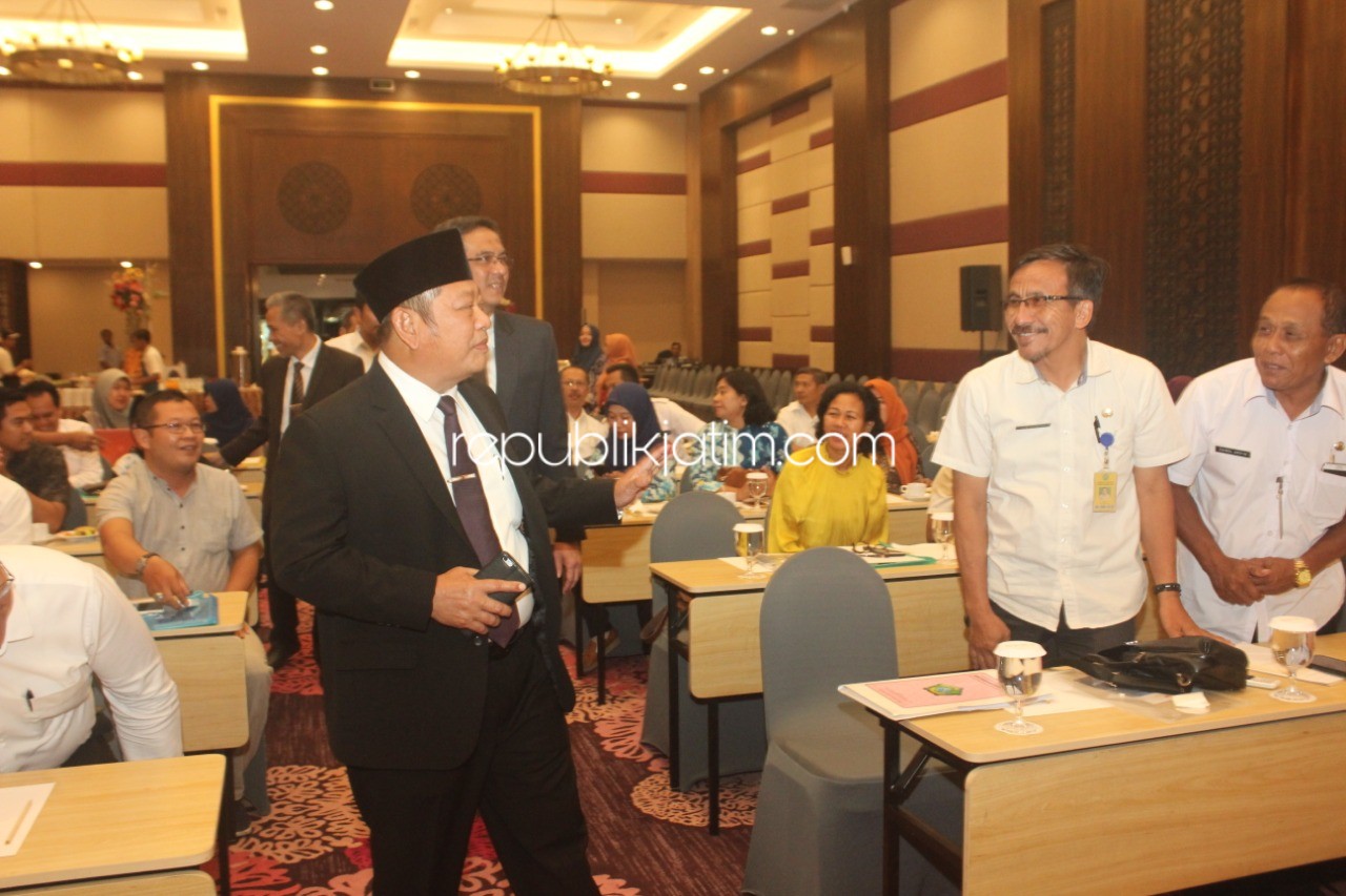 FDG - Bupati Sidoarjo, Saiful Ilah menghadiri acara Focus Group Discussion (FGD) di Fave Hotel Sidoarjo, Jumat (20/09/2019).