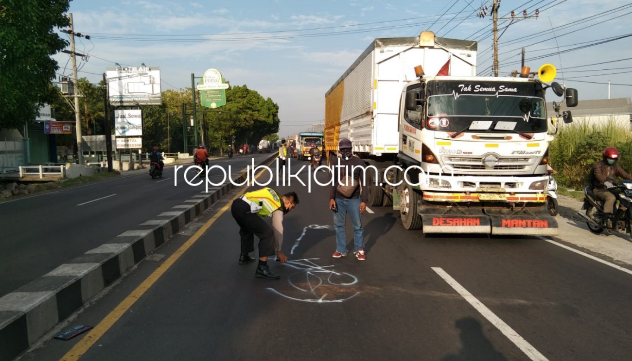 OLAH TKP - Sejumlah petugas Unit Laka, Satuan Lantas, Polresta Sidoarjo menggelar olah TKP kecelakaan truk lawan motor di JL Raya Trosobo, Kecamatan Taman, Sidoarjo, Selasa (21/09/2021) dini hari. 