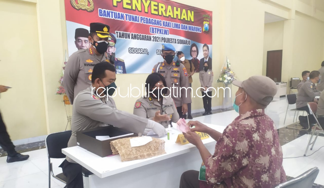 SALURKAN - Kapolresta Sidoarjo, Kombes Pol Kusumo Wahyu Bintoro menyaksikan penyaluran Bantuan Tunai untuk Pedagang Kaki Lima dan Warung (BTPKLW) di Aula Polresta Sidoarjo, Selasa (21/09/2021).